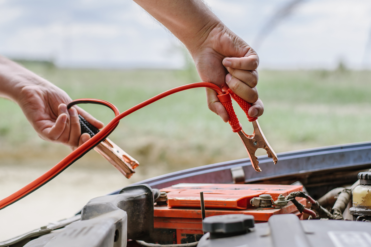 Cómo cambiar los cables de la batería de tu auto